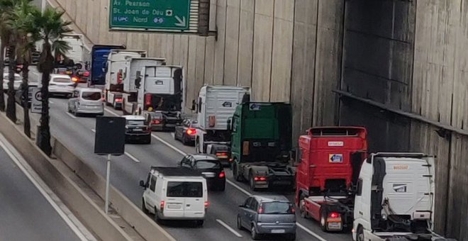 Cientos de camiones en su marcha lenta por la Ronda Litoral de Barcelona.@skalistrao