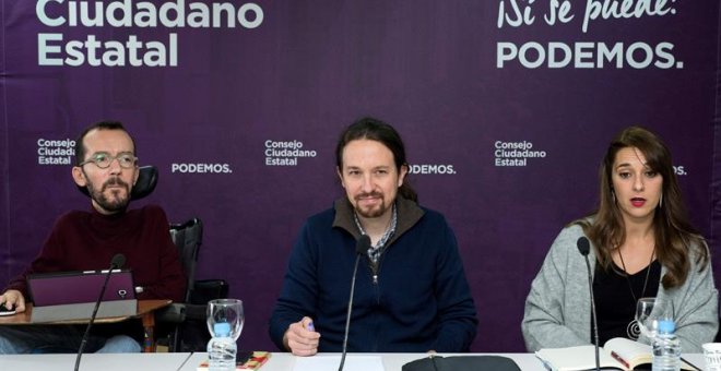 El secretario general de Podemos, Pablo Iglesias (c), junto al secretario de Organización, Pablo Echenique (i), durante la reunión de urgencia del Consejo Ciudadano Estatal del partido, el máximo órgano de dirección ante asambleas, celebrada hoy para anal