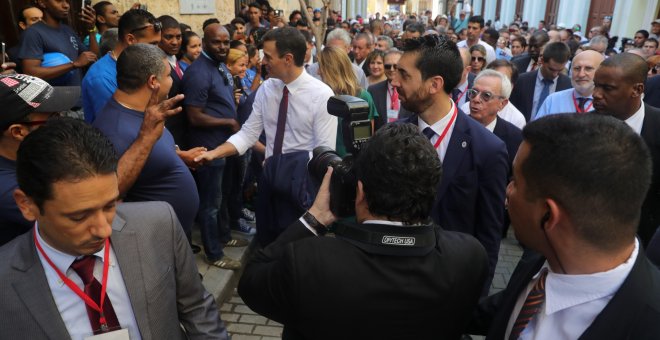 El presidente del Gobierno de España, Pedro Sánchez, saluda a ciudadanos cubanos en La Habana (Cuba) en un paseo por la ciudad durante su visita oficial de dos días a la Isla. EFE/Juanjo Martín