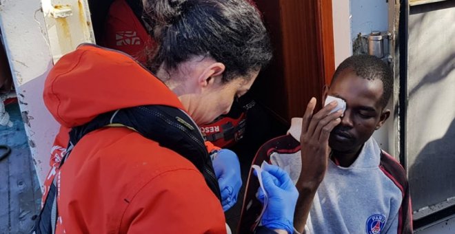 El equipo médico de Proactiva Open Arms atiende a los migrantes rescatados por el peSquero español tras ser abandonados por los guardacostas libios.- PROACTIVA OPEN ARMS