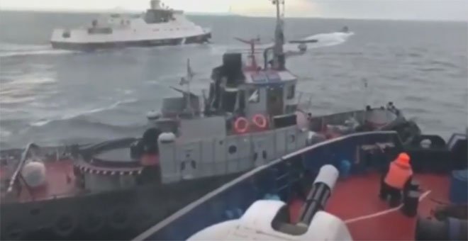 Un guardacostas ruso aborda un remolcador ucraniano en el estrecho de Kerch. / REUTERS