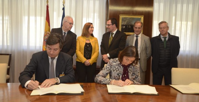 La ministra de Industria, Reyes Maroto, y el presidente del Grupo Networks Steel, Óscar Heck, firman un acuerdo para el mantenimiento de la actividad industrial en las instalaciones de Vestas en Villadangos del Páramo (León).
