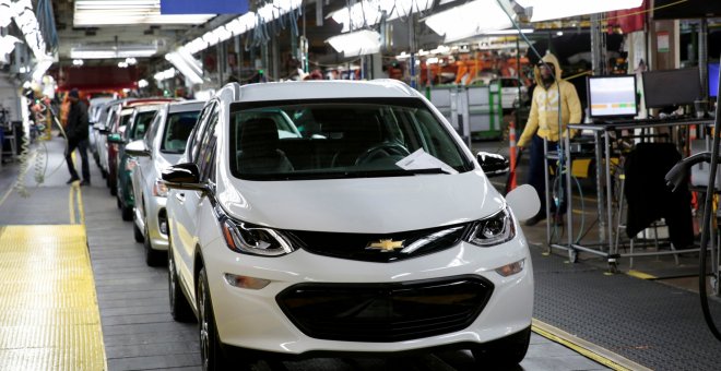 La cadena de ensamblaje del Chevrolet Bolt EV eléctrico en la planta de General Motors en Lake Orion (Michigan). /REUTERS