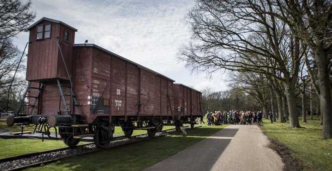 28/11/2018.- Fotografía de archivo que muestra dos vagones de carga de un tren de la II Guerra Mundial en el centro conmemorativo de Hooghalen, Holanda, el 12 de abril de 2015. La compañía ferroviaria holandesa NS pagará una compensación a supervivientes
