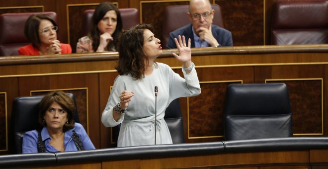 La ministra de Hacienda María Jesús Montero, responde una pregunta de la oposición durante una sesión de control al Gobierno en el Congreso de los Diputados. EFE/Javier Lizón
