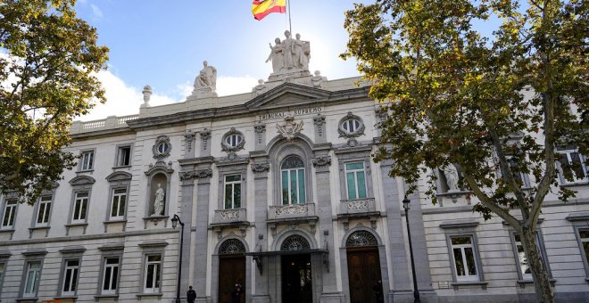 Un agente de policía frente al Tribunal Supremo en Madrid. /  REUTERS -JUAN MEDINA