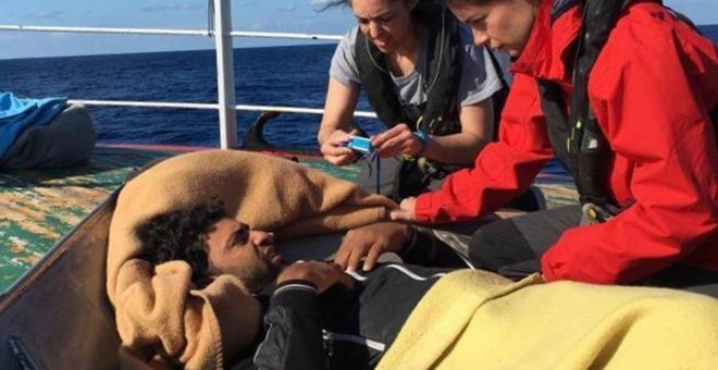El barco Open Arms alcanzó al pesquero alicantino Nuestra Madre de Loreto frente a la costa de Libia para ayudar a su tripulación y a socorrer 12 migrantes rescatados que lleva a bordo. / EFE - OPEN ARMS