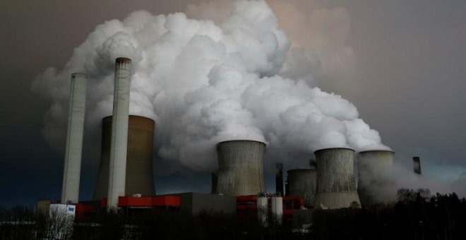 El vapor se eleva desde las torres de enfriamiento de la central de carbón de RWE, en Niederaussem, al noroeste de Colonia, Alemania. REUTERS / Wolfgang Rattay