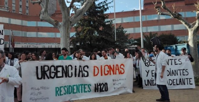 Médicos Internos Residentes (MIR) del Hospital 12 de Octubre han reclamado unas "Urgencias dignas" durante una concentración que ha dado inicio a la huelga indefinida. / EUROPA PRESS