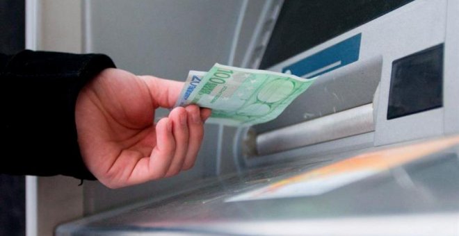 Un hombre saca euros de un cajero automático.- EFE