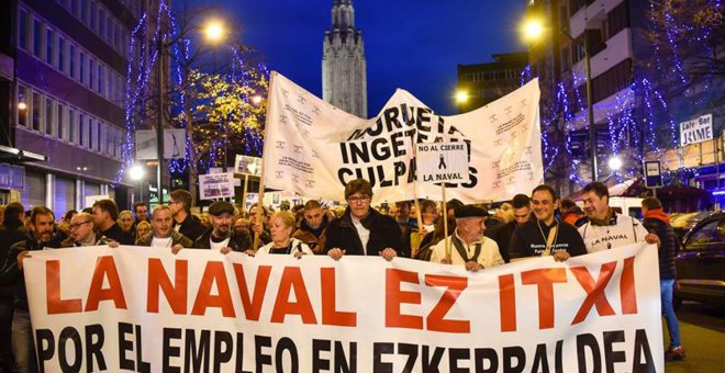 Un momento de la manifestación que ha recorrido esta tarde las calles de Bilbao, en protesta contra el proceso de liquidación de los astilleros de La Naval de Sestao.- EFE