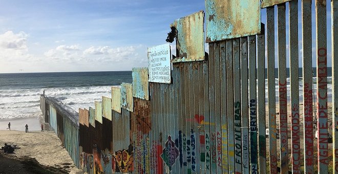 La valla fronteriza entre EEUU y México se pierde en el Pacífico.