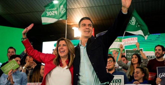 El presidente del Gobierno, Pedro Sánchez (d), y la presidenta de la Junta de Andalucía y candidata Susana Díaz (i), saludan durante el inicio de un acto de campaña para las elecciones andaluzas del 2 de diciembre. EFE/Daniel Pérez