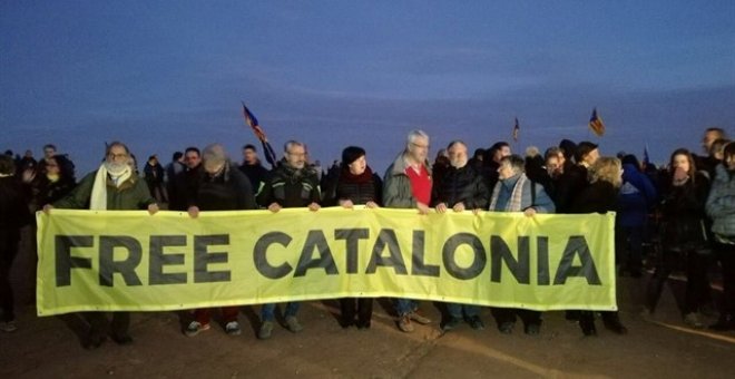 Los manifestantes han llevado una pancarta en la se leía 'Free Catalonia' (Catalunya Libre) a las puertas de la prisión./EUROPA PRESS