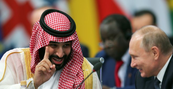 El príncipe heredero de Arabia Saudí, Mohammed bin Salman, habla con el presidente de Rusia, Vladimir Putin, durante la cumbre de líderes del G20 en Buenos Aires, Argentina. / REUTERS - SERGIO MORAES