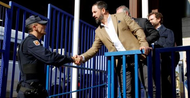 El presidente de Vox, Santiago Abascal, en una visita a la frontera de Melilla. GUERRERO / EFE