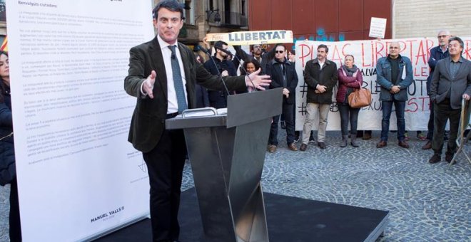 Manuel  Valls durante un mitin en el barrio de El Raval. /EFE