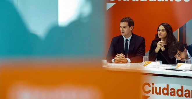 El presidente de Ciudadanos, Albert Rivera y la líder en Cataluña, Inés Arrimadas, durante la reunión del Comité Ejecutivo Nacional del partido con el objeto de analizar los resultados en Andalucía y decidir, como estrategia, priorizar las negociaciones c