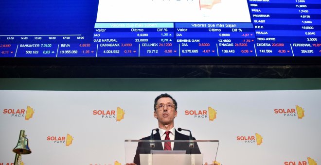 El consejero delegado de Solarpack, Pablo Burgos, interviene en la Bolsa de Bilbao, momentos antes del inicio de la cotización de la empresa de energía solar en el mercado continuo. EFE/Miguel Toña