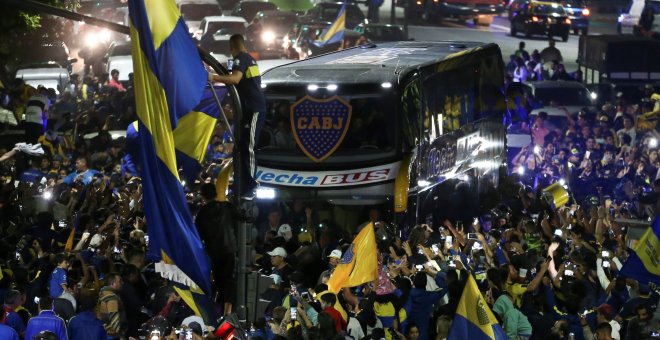 El bus que transporta a los jugadores del Boca Juniors es despedido por aficionados antes del viaje a Madrid para jugar la final de la Copa Libertadores contra su máximo rival, River Plate.- EFE/Juan Ignacio Roncoroni