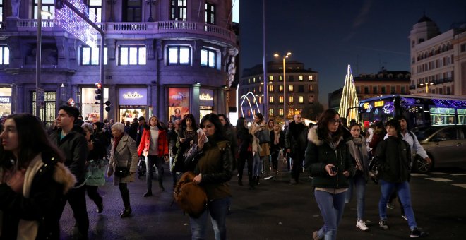 Gente caminando por el centro de Madrid. REUTERS/Susana Vera