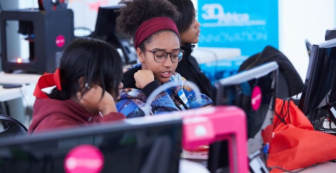 Varias jóvenes participan en Girls4Tech