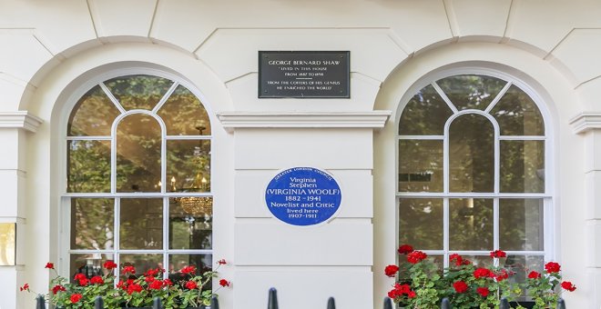 Una placa azul conmemorativa de Virginia Woolf (1882 - 1941) en una pared de Londres, Reino Unido.