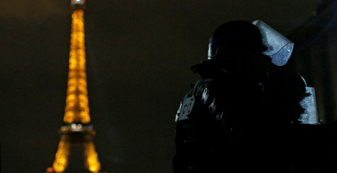 Un policía francés en París con la torre Eiffel de fondo. - REUTERS