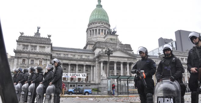Policías frente al Congreso en Buenos Aires - Archivo