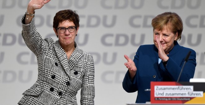 Annegret Kramp - Karrenbauer saluda a la canciller alemana, Angela Merkel, después de ser elegida como líder del partido durante el congreso del partido de la Unión Demócrata Cristiana (CDU) en Hamburgo, Alemania, el 7 de diciembre de 2018. REUTERS / Fabr