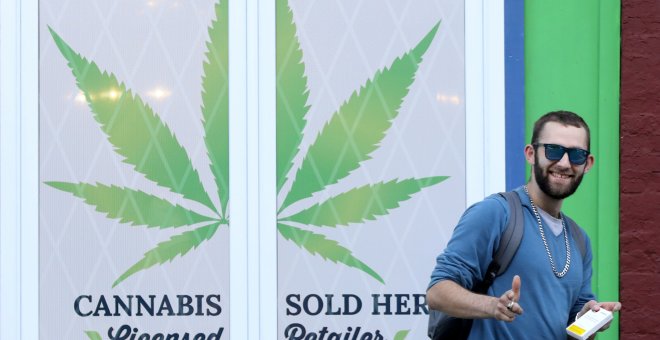 Un cliente sale de una tienda de cannabis de Natural Vibe en San Juan de Terranova (Canadá). REUTERS / Chris Wattie