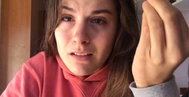 La joven que ha denunciado el abuso sexual que sufrió, en su vídeo de Youtube.