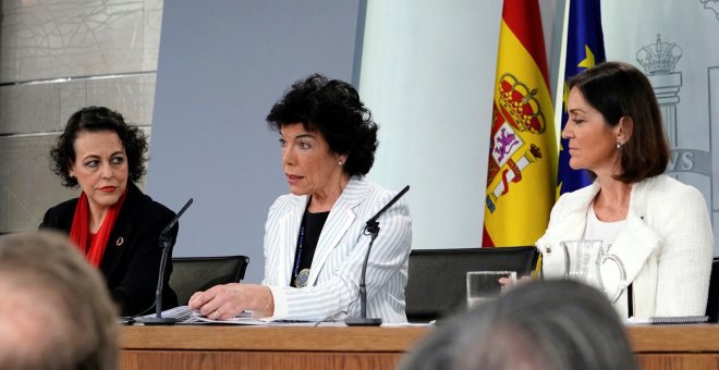 La ministra Portavoz Isabel Celaá, la ministra de Trabajo Magdalena Valerio, y la ministra de Industria Reyes Maroto (d), durante la rueda de prensa celebrada en el Palacio de la Moncloa tras el Consejo de Ministros. EFE/Zipi