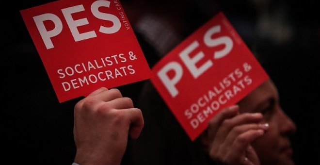 Delegados votan durante el Congreso del Partido de los Socialistas Europeos (PES) en Lisboa.- Mario Cruz/EFE