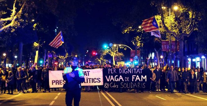 ctivistas de los Comités de Defensa de la República (CDR) cortan la Diagonal de Barcelona tras la concentración que han llevado a cabo esta tarde ante la Delegación del Gobierno. EFE/Alejandro García