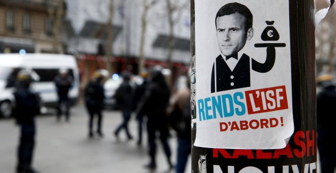 Caricatura de Macron como mayordomo del dinero.- REUTERS