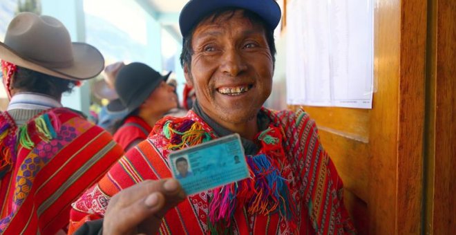 Un ciudadano acude a votar hoy, en un colegio electoral de Cusco (Perú). La votación del referéndum sobre la reforma política y judicial en Perú comenzó a las 08.00 horas de hoy (13.00 GMT), junto a la segunda vuelta para la elección de gobernadores en 15