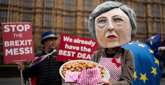 Una activista 'antibrexit, 'disfrazada de Theresa May. ante el Parlamento en Londres. / WILL OLIVER (EFE)