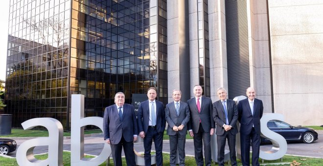Los miembros del consejo de administración de Abertis posan junto al logo de la concesionaria en su sede en Madrid, en su primera reunión tras tomar su control ACS y Atlantia. E.P.