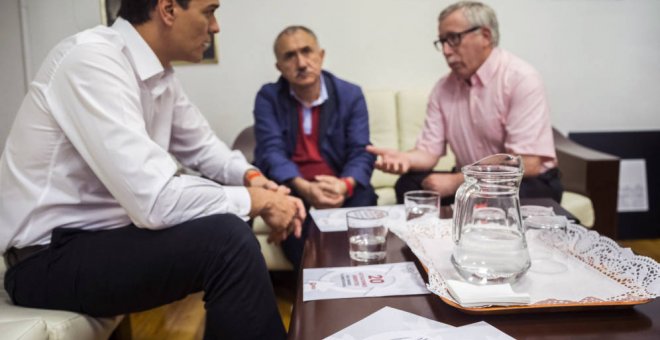 Pedro Sánchez durante una reunión con los secretarios generales de UGT y CCOO, Pepe Álvarez e Ignacio Fernández Toxo. (EFE)