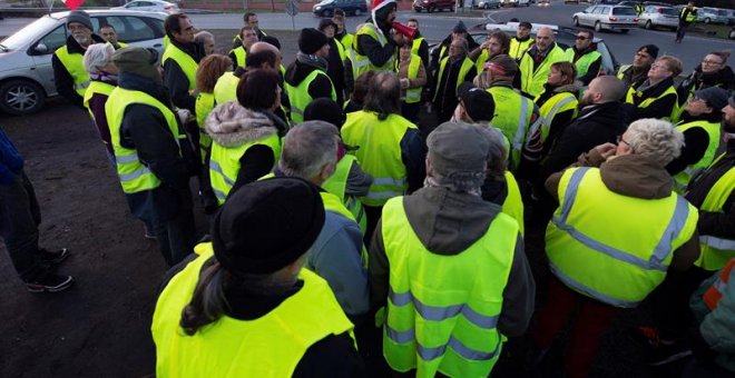 Manifestantes vestidos con chalecos amarillos protestan en Langon, cerca de Burdeos (Francia). - EFE