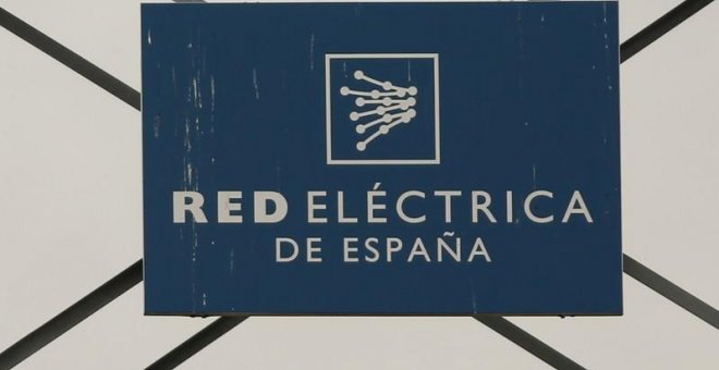 El logotipo de Red Electrica de España en una torre de electricidad en Alcobendas, en las afueras de Madrid. REUTERS