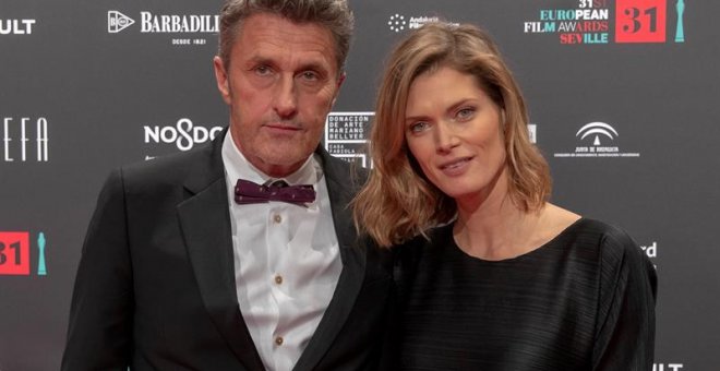 El director de "Cold War", el polaco Pawel Pawlikowski, y su esposa, la actriz Malgorzata Bela-Pawlikowska, posan en la alfombra roja de la gala de entrega de los 31 Premios de la Academia del Cine Europeo.- Julio Muñoz (EFE)