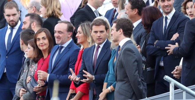 Albert Rivera, líder de Ciudanos y Pablo Casado, presidente del PP, antes del inicio del desfile militar del 12 de Octubre. EFE (ZIPI)