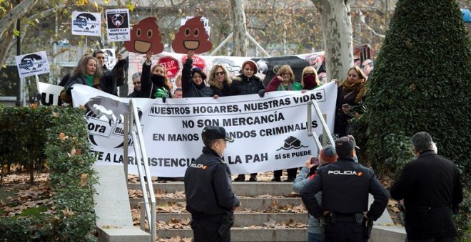 Activistas de la Plataforma de Afectados por la Hipoteca (PAH), durante la acción que han llevado a cabo en la plaza de la Villa de París previa a registrar una acción judicial en la Audiencia Nacional y después de haberse concentrado ante la Junta de acc