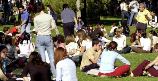 Más de dos millones de jóvenes en España se encuentran en situación de pobreza | EFE