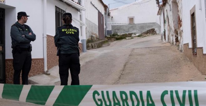 Efectivos de la Guardia Civil custodian la casa donde vive Bernardo M., detenido por su presunta implicación en el crimen de Laura Luelmo | EFE