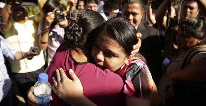 La joven salvadoreña Imelda Cortez abraza a su madre tras ser absuelta. - EFE