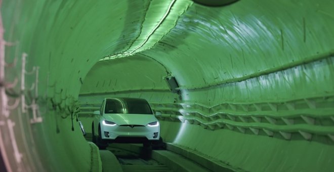 Elon Musk, presenta el túnel de prueba Boring Company Hawthorne en el sur de Los Ángeles, California, el 18 de diciembre de 2018 | AFP