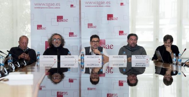 El presidente de la SGAE, José Ángel Hevia (c), junto a Fermín Cabal (i) Antonio Onetti (2d), Fermín Cabal (2i), Clifton Williams (d) y Teo Cardala (2d), esta mañana en la sede de la entidad.- EFE